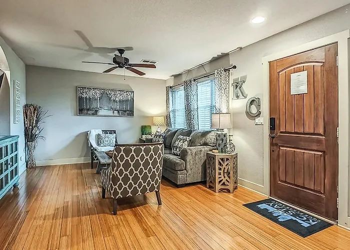 Quiet Plaza Two Bedroom 2 Bathroom