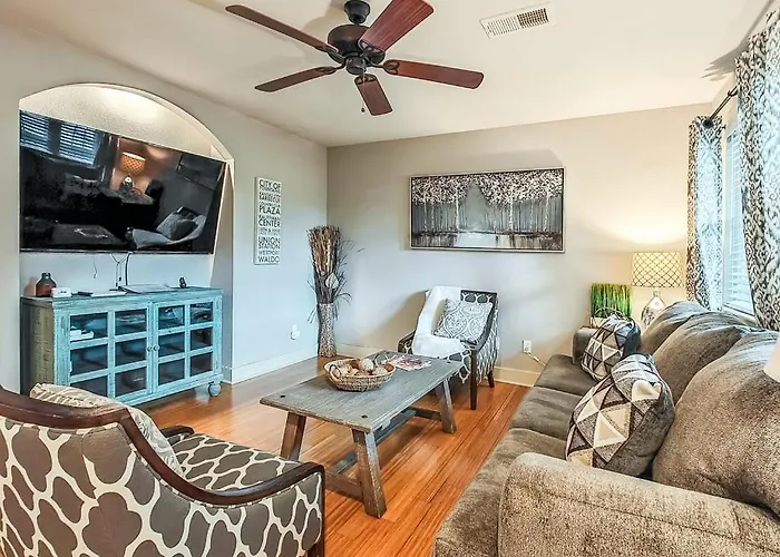 Quiet Plaza Two Bedroom 2 Bathroom