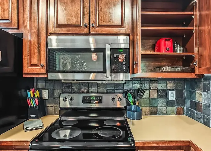 Quiet Plaza Two Bedroom 2 Bathroom