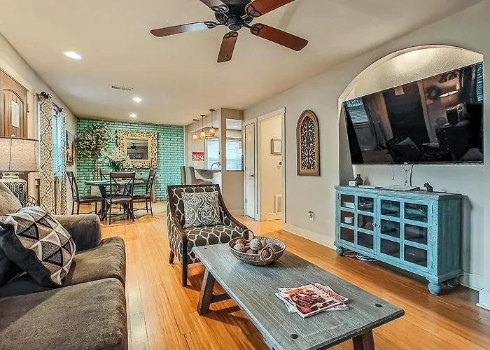 Quiet Plaza Two Bedroom 2 Bathroom