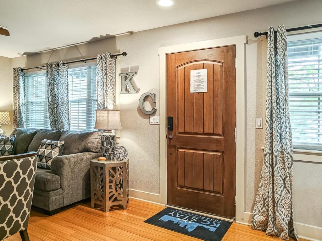 Quiet Plaza Two Bedroom 2 Bathroom Kansas City