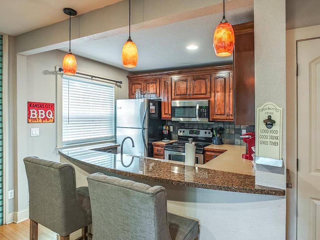 Quiet Plaza Two Bedroom 2 Bathroom