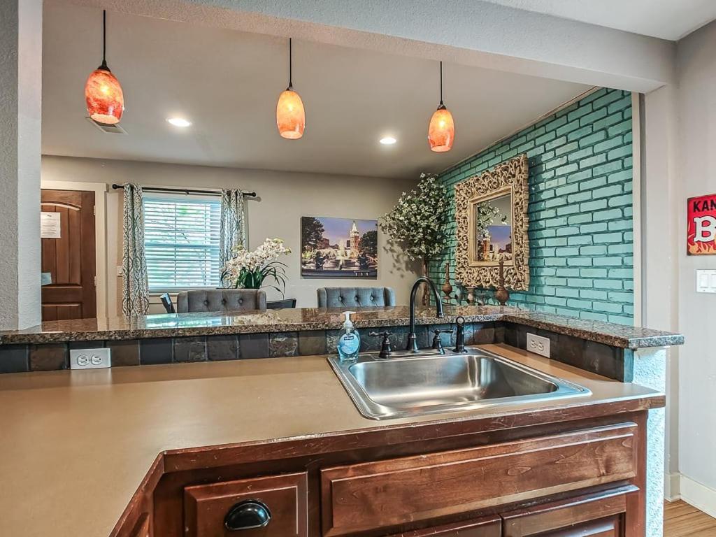 Quiet Plaza Two Bedroom 2 Bathroom Kansas City