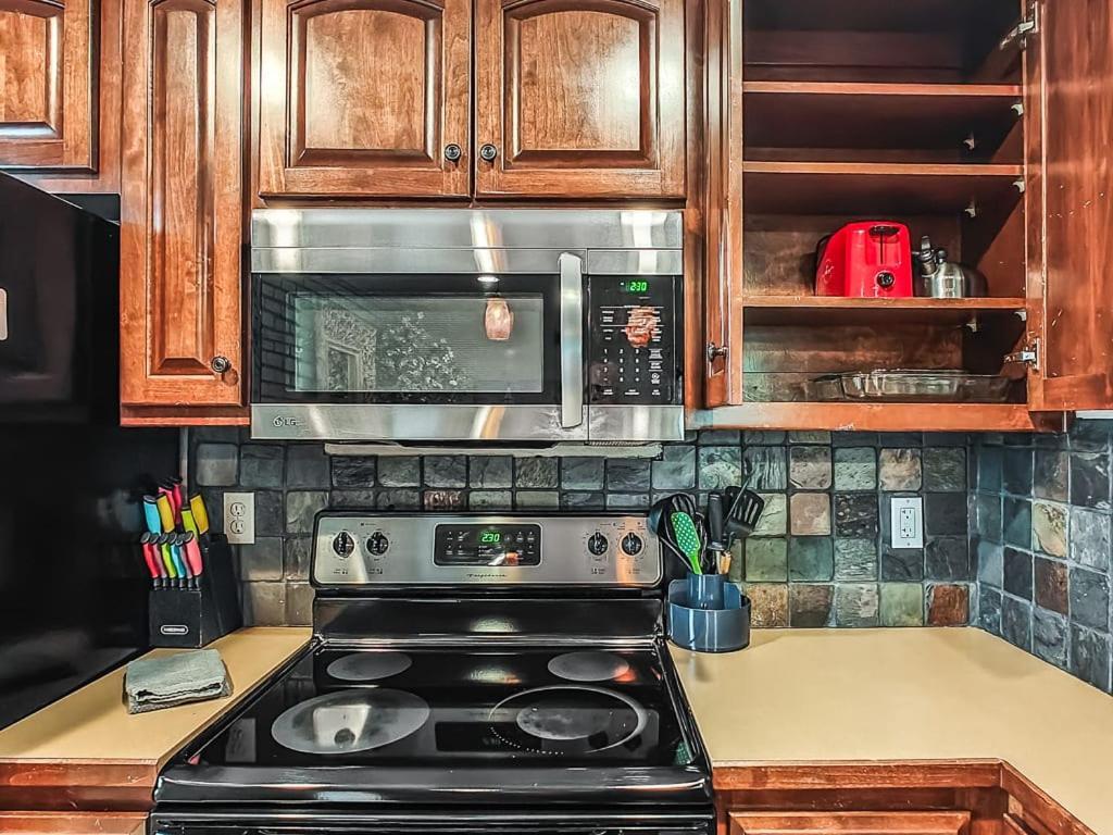 Quiet Plaza Two Bedroom 2 Bathroom *