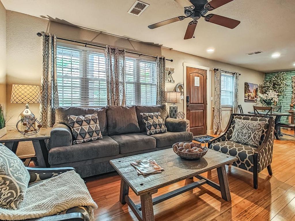 Quiet Plaza Two Bedroom 2 Bathroom