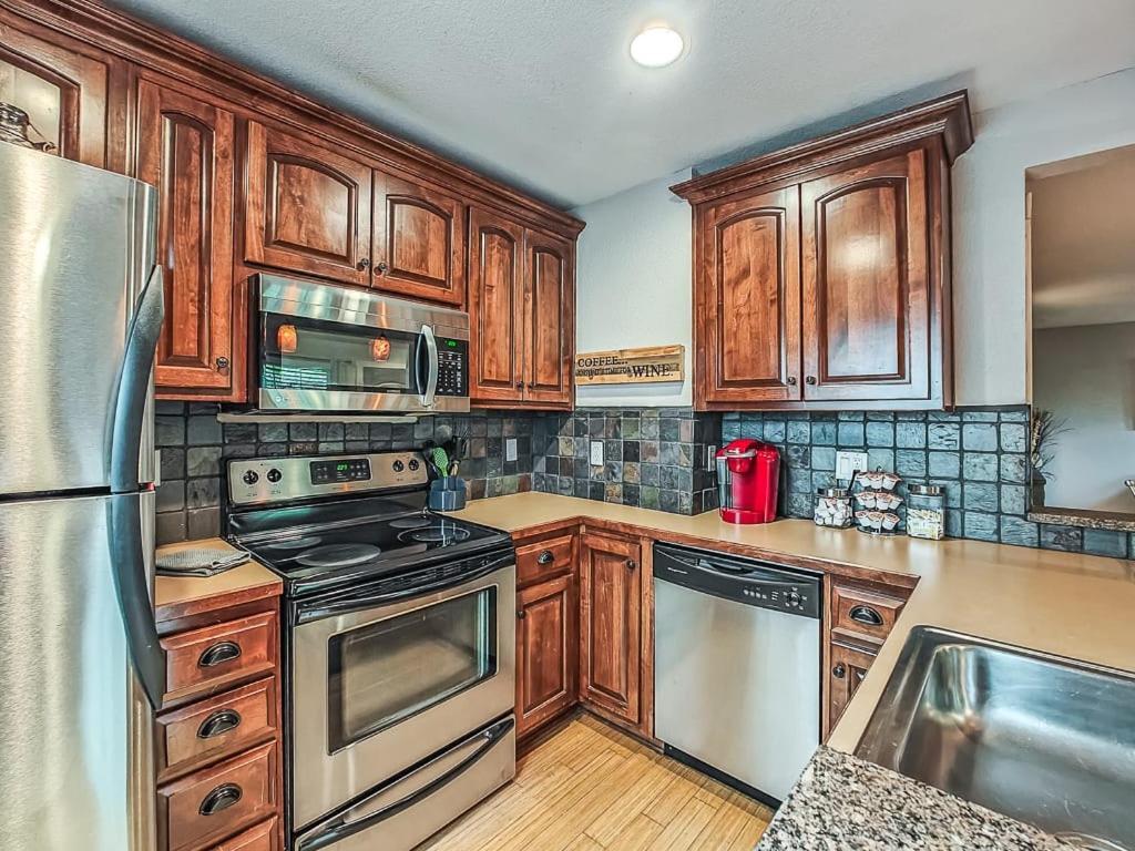 Quiet Plaza Two Bedroom 2 Bathroom *