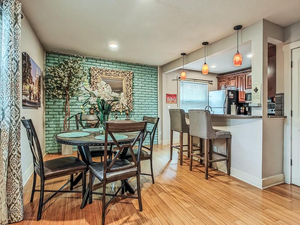 Quiet Plaza Two Bedroom 2 Bathroom * Kansas City