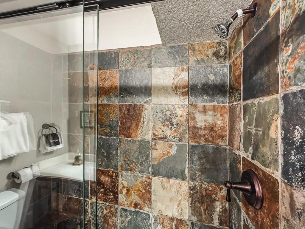 Quiet Plaza Two Bedroom 2 Bathroom *