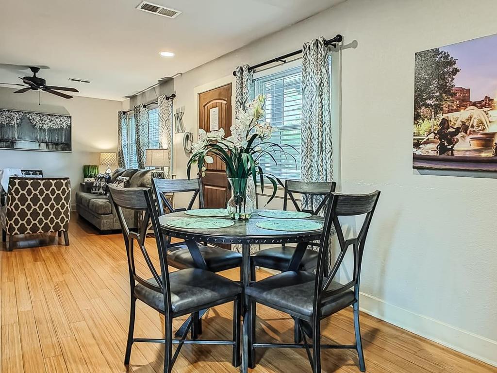 Quiet Plaza Two Bedroom 2 Bathroom * Kansas City